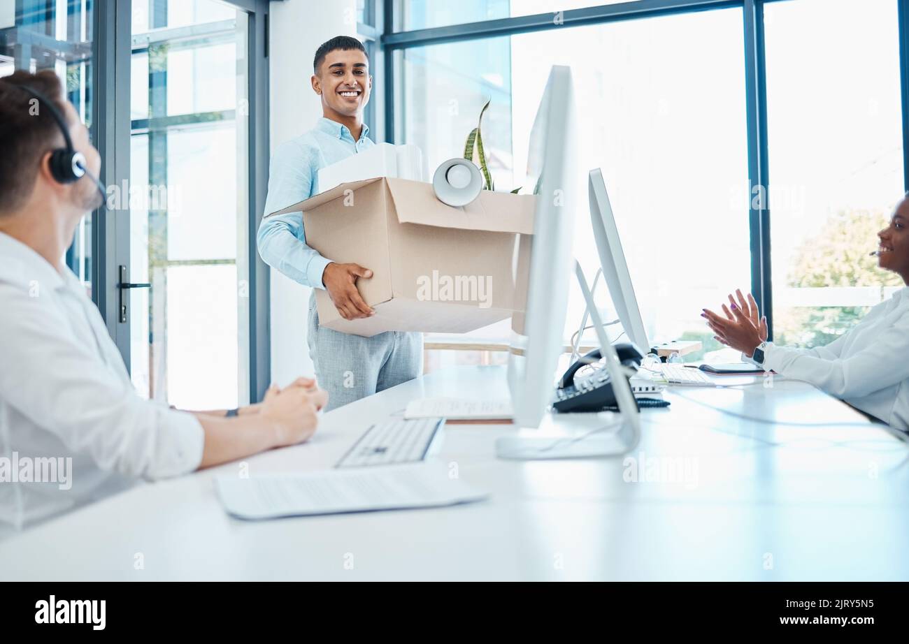 Wir stellen einen glücklichen Mann oder Manager ein, der in ein neues Büro mit seiner Box in einem Callcenter umzieht, rekrutiert und eingestellt. Das Personal war sehr gastfreundlich Stockfoto
