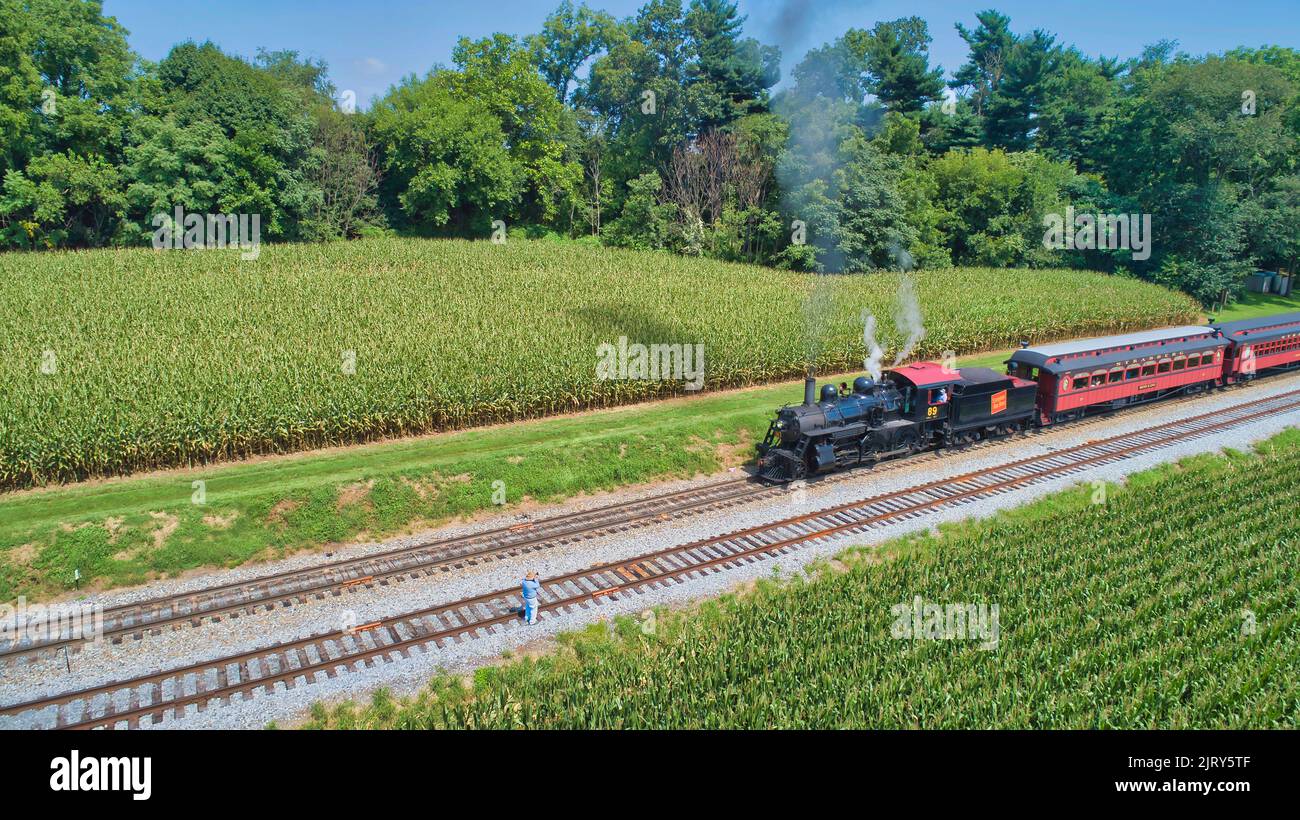 Ronks, Pennsylvania, 28. August 2021 - Drohne Blick auf eine antike Dampfmaschine, Annäherung, Dampf bläst und mit On Lookers, die Fotos an einem sonnigen Tag machen Stockfoto