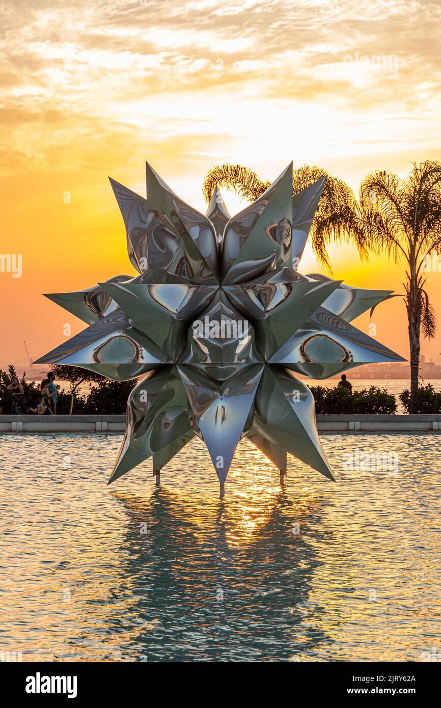 Puffed Star II Skulptur im Museum of Tomorrow in Rio de Janeiro, Brasilien - 25. Juli 2019: Puffed Star II Skulptur des amerikanischen Künstlers Frank Stella Stockfoto