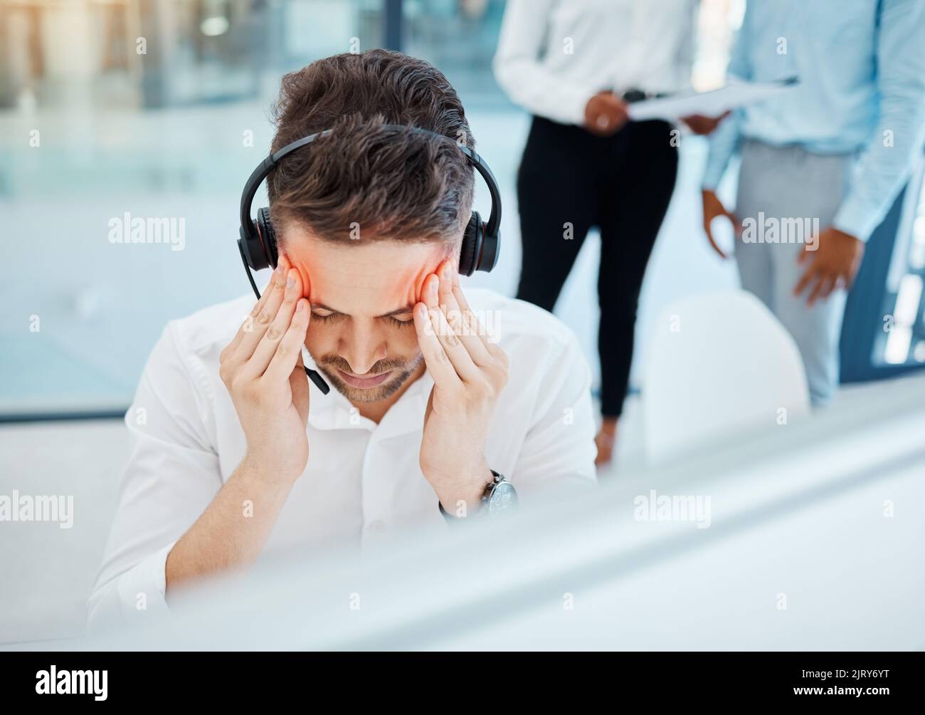 Kopfschmerzen, Stress und Schmerzen: Callcenter-Telemarketing-Unterstützung oder Kundenserviceberater im Unternehmen. Burnout überarbeitet und müde Mann oder Kontakt Stockfoto