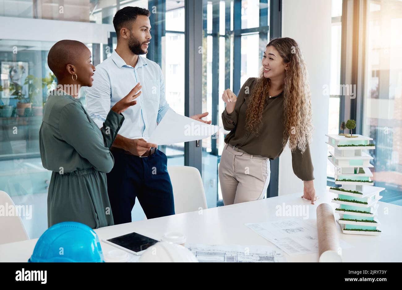 Frau Fitness, Motivation und Langhanteltraining im Wellness-Studio für Sporttraining, Training und gesundes Muskelwachstum. Gewichtheben Bodybuilder Stockfoto