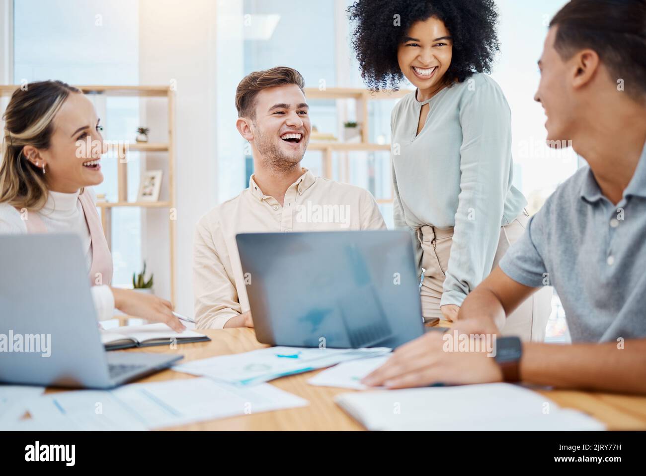 Erfolg, Teamarbeit und glückliche Geschäftsgruppe, die gemeinsam an Laptops arbeitet und Schreibarbeiten im Büro macht. Lachende Kollegen überprüfen Bericht oder Dokumente Stockfoto