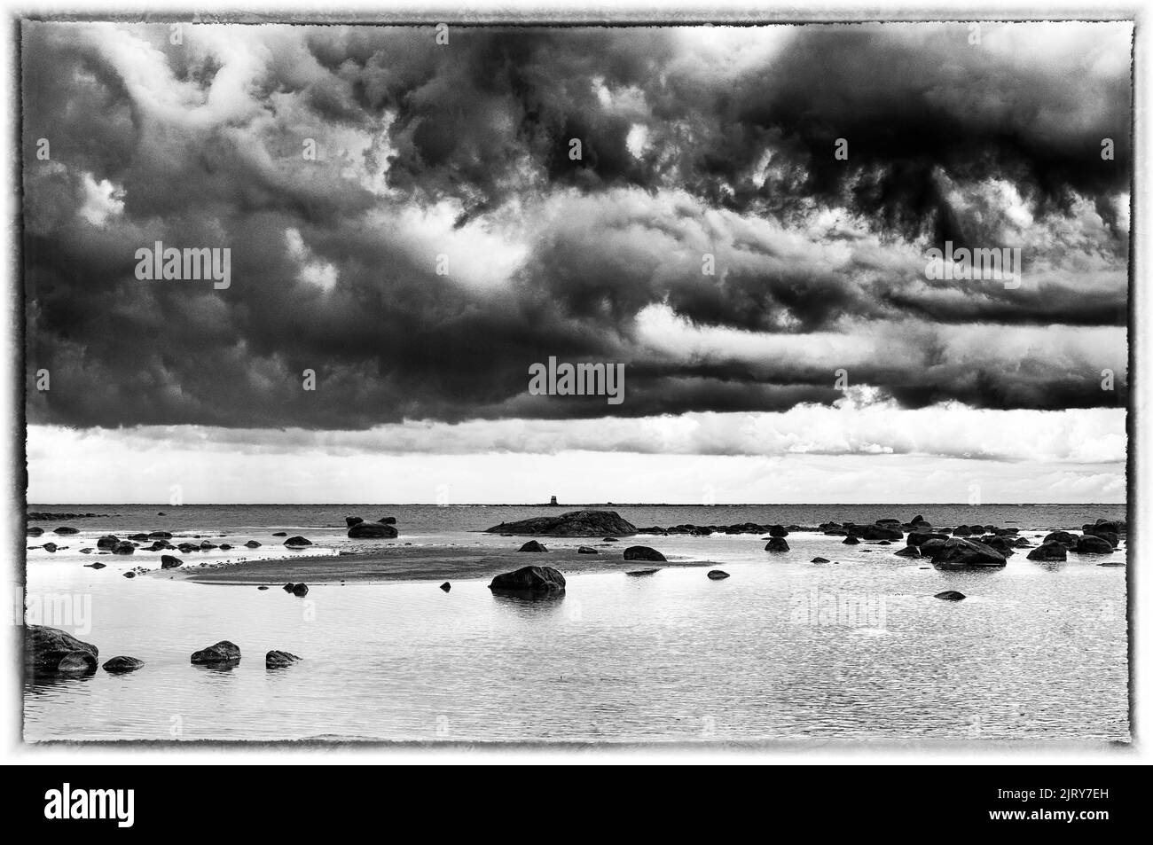 Cooles Landschaftsbild über Landschaft i schweden. Sonnenuntergang und Meer. Schöne Landschaft über der schönen Stadt in schweden Stockfoto