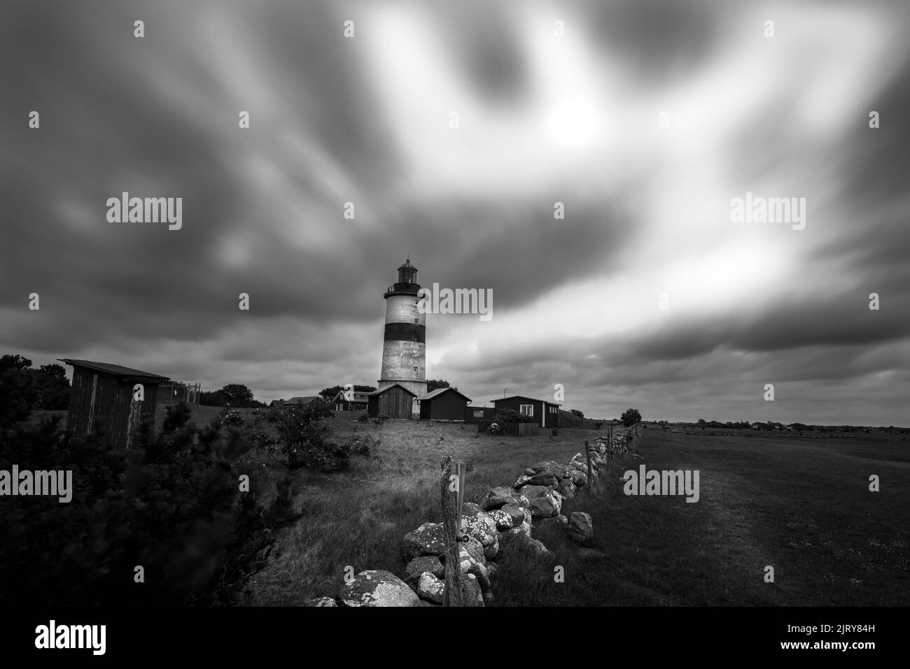Cooles Landschaftsbild über Landschaft i schweden. Sonnenuntergang und Meer. Schöne Landschaft über der schönen Stadt in schweden Stockfoto