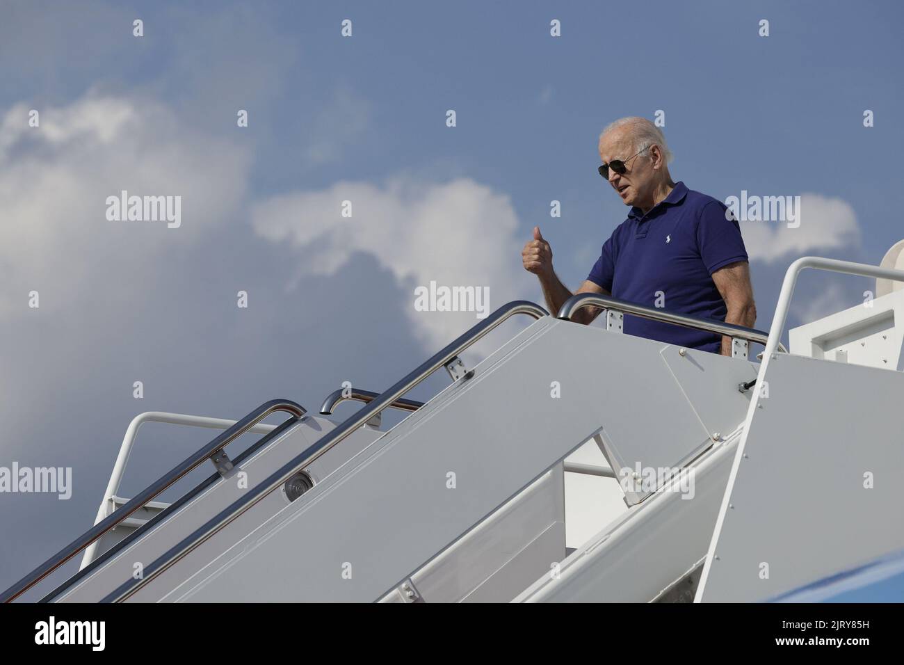USA. 26. August 2022. US-Präsident Joe Biden winkt über die Düsentreppe, bevor er am Freitag, den 26. August 2022, auf dem Joint Base Andrews an Bord der Air Force One geht. Foto von Ting Shen/UPI Credit: UPI/Alamy Live News Credit: UPI/Alamy Live News Stockfoto