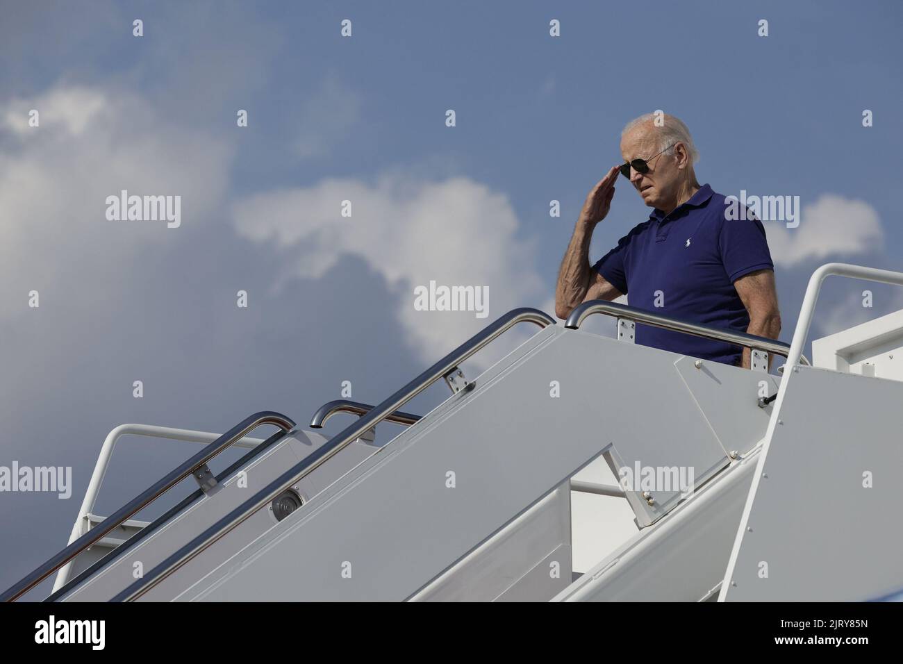 USA. 26. August 2022. US-Präsident Joe Biden grüßt oben auf der Jet-Treppe, bevor er am Freitag, den 26. August 2022, auf der Joint Base Andrews an Bord der Air Force One geht. Foto von Ting Shen/UPI Credit: UPI/Alamy Live News Credit: UPI/Alamy Live News Stockfoto
