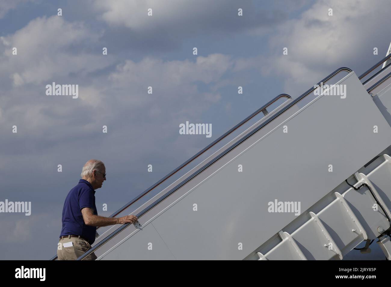 USA. 26. August 2022. US-Präsident Joe Biden geht am Freitag, den 26. August 2022, die Jet-Treppe hinauf, um an Bord der Air Force One auf der Joint Base Andrews zu gehen. Foto von Ting Shen/UPI Credit: UPI/Alamy Live News Credit: UPI/Alamy Live News Stockfoto