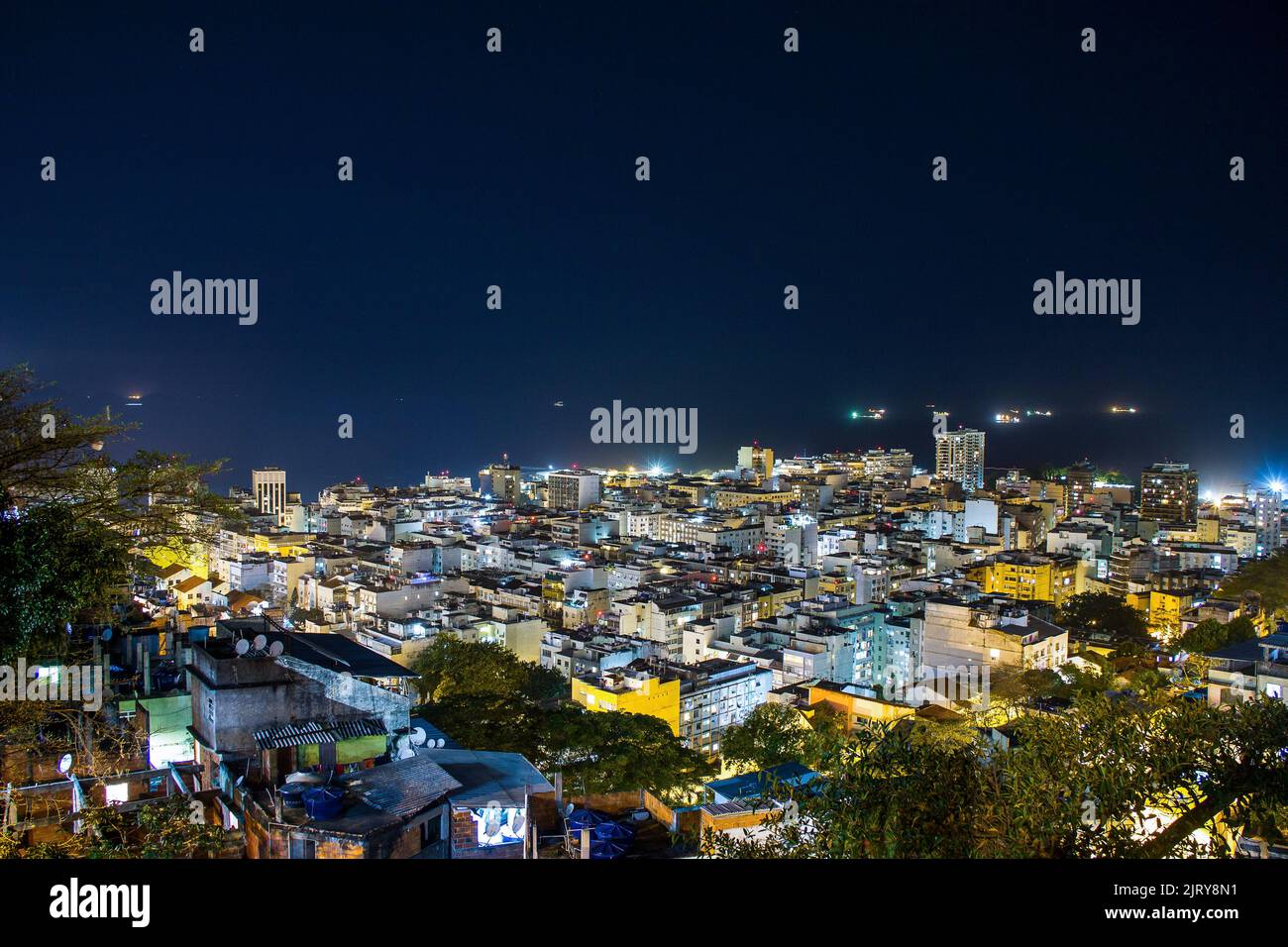 copacabana Nachbarschaft bei Nacht von der Spitze des Cantagalo Hügel in Rio de Janeiro Brasilien gesehen. Stockfoto