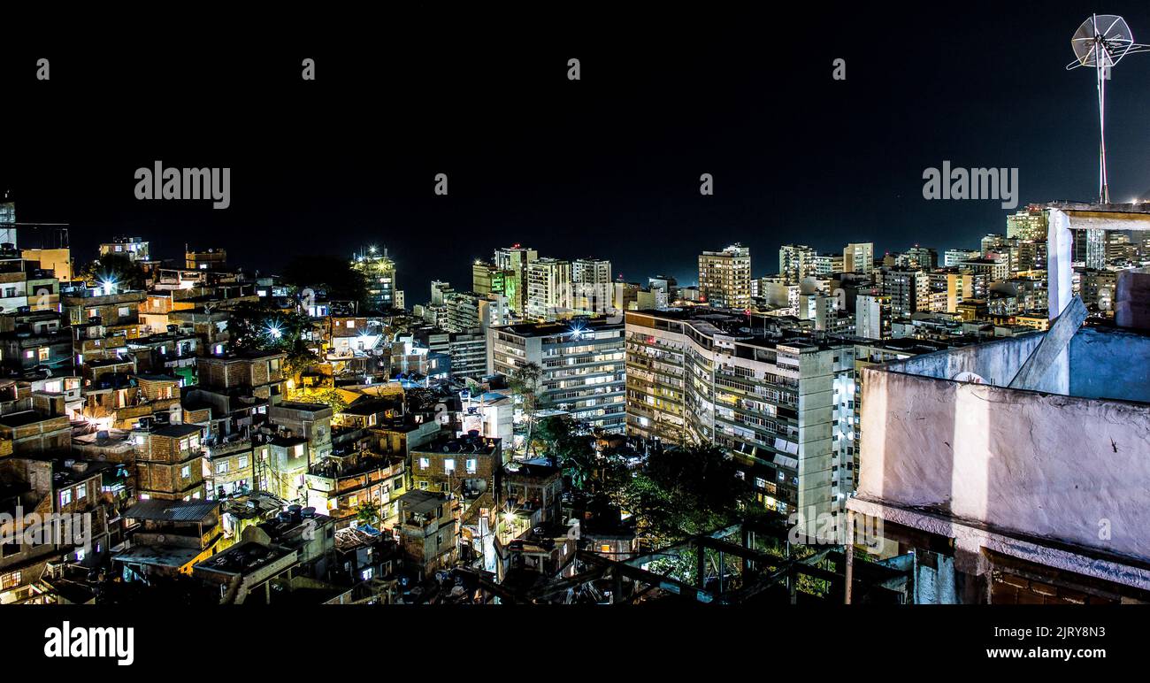 ipanema Nachbarschaft bei Nacht von der Spitze des cantagalo Hügel in Rio de Janeiro in Brasilien gesehen. Stockfoto