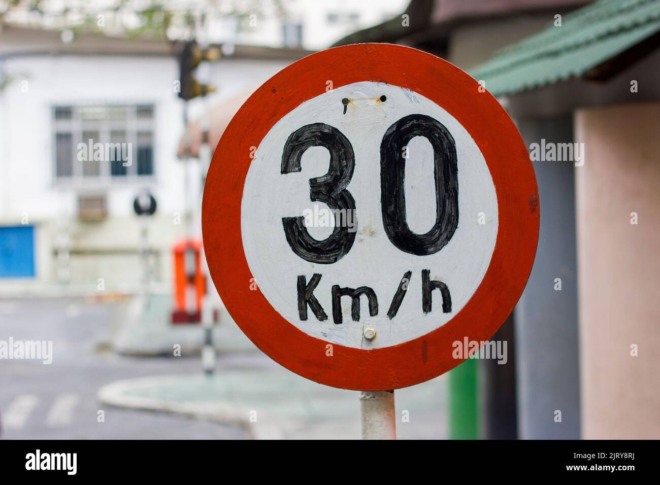 brasilianische Infotafeln mit den Sprüchen: 30 km / h Stockfoto