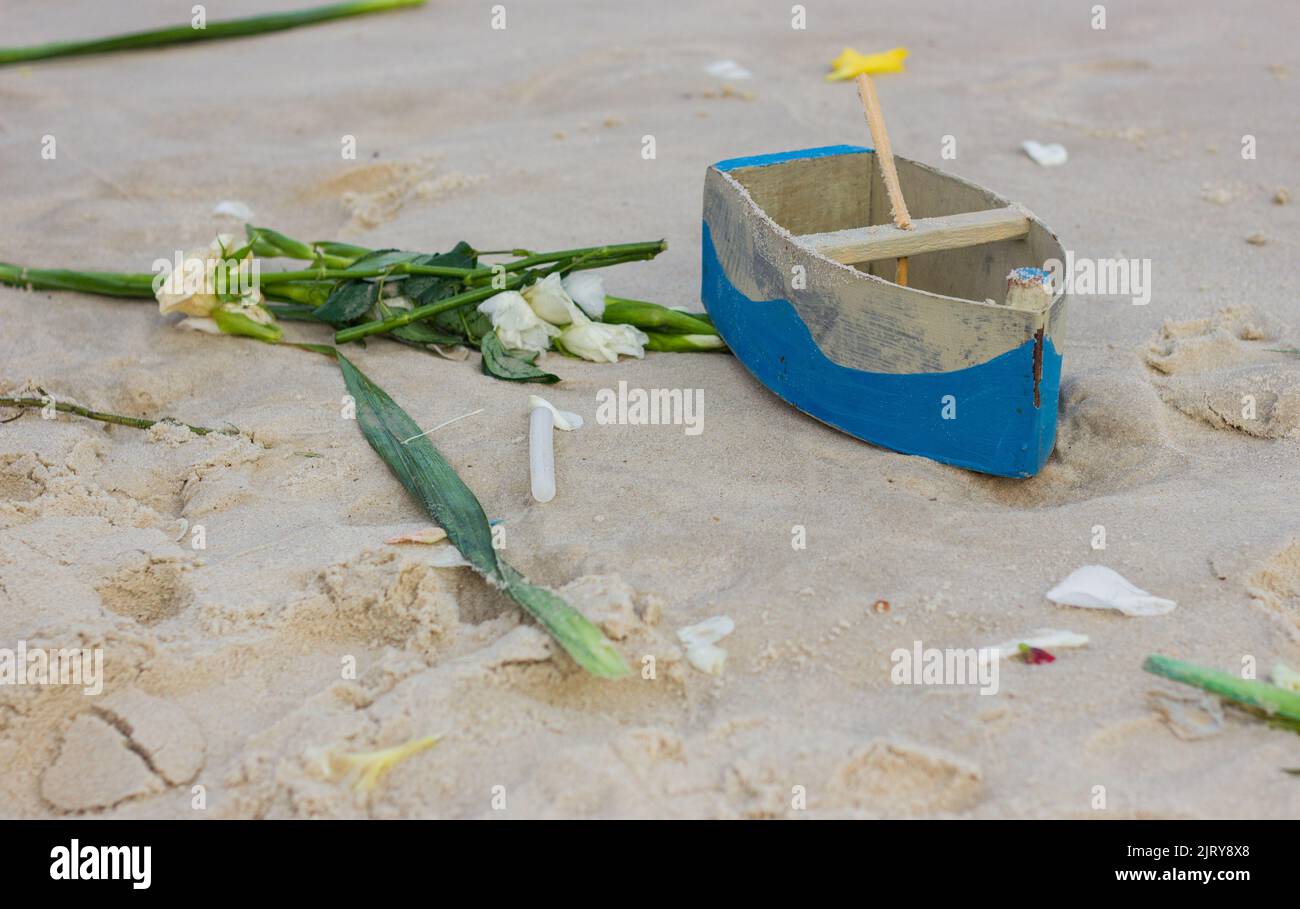 Boot im Sand für die Bereitstellung nach Yemanja am Copacabana Strand in Rio de Janeiro verwendet. Stockfoto