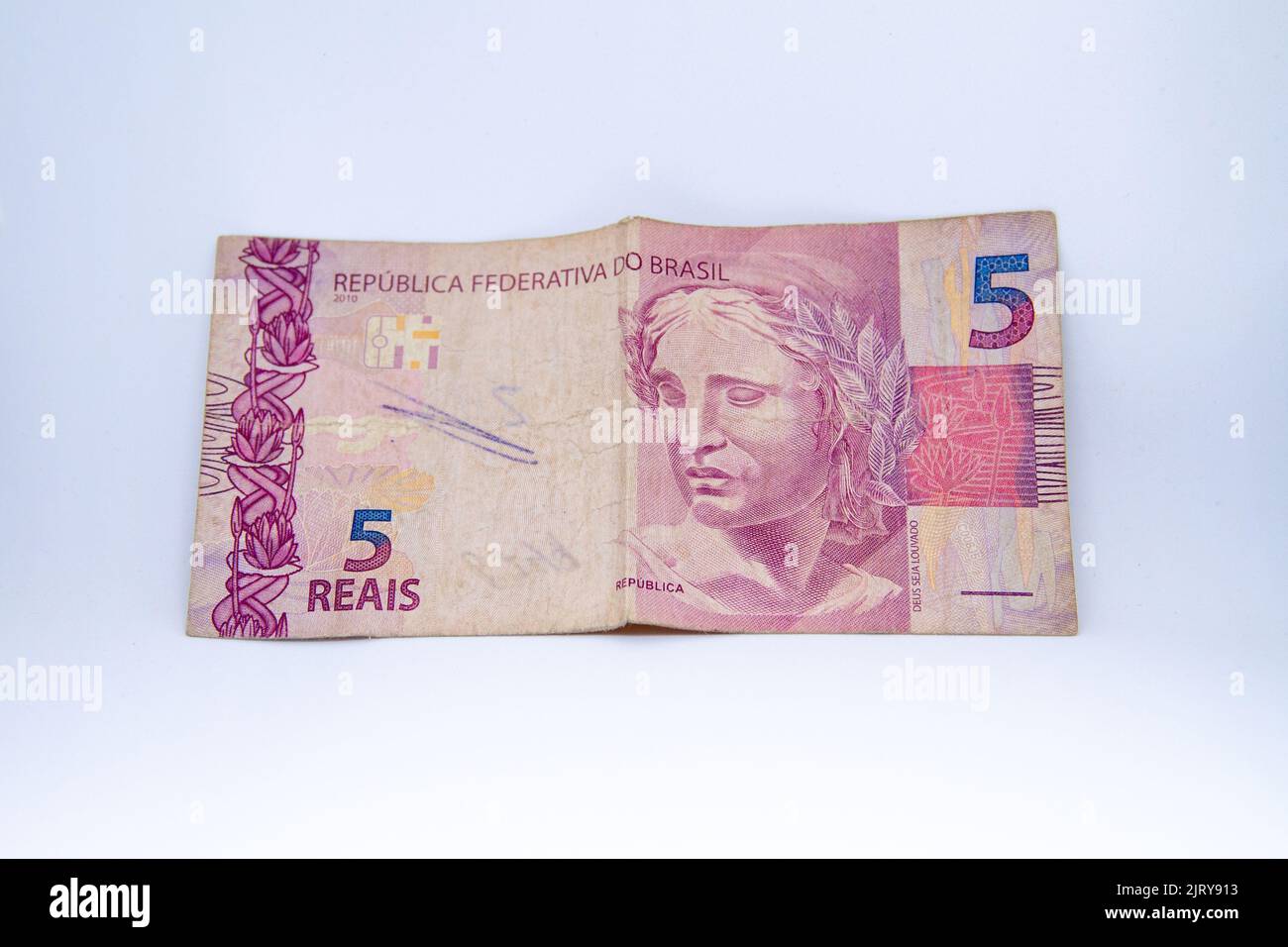 Fünf-Reais-Banknote (brasilianische Währung) auf weißem Hintergrund in Brasilien Stockfoto