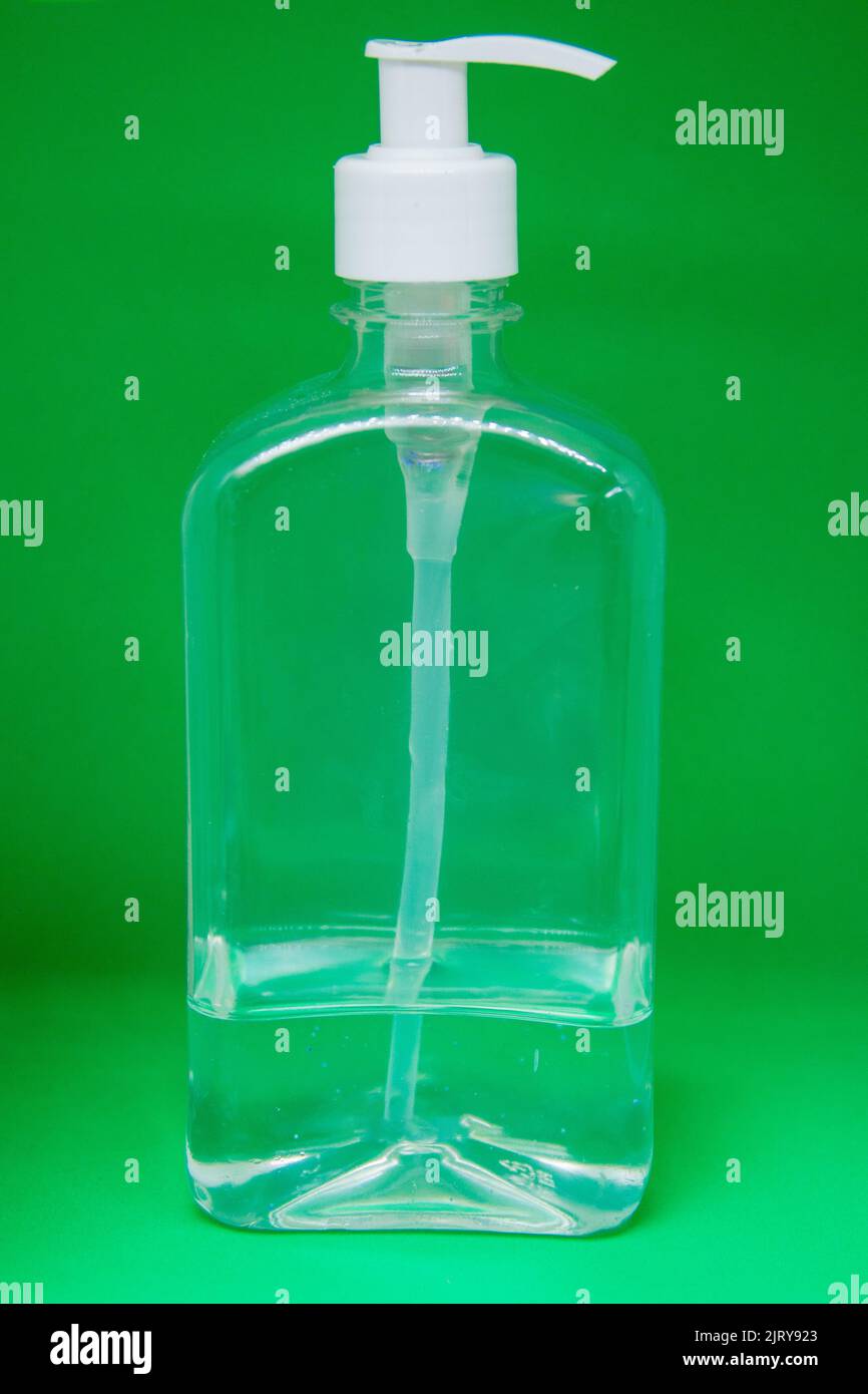 Transparentes Glas mit Gelalkohol mit weißem Deckel auf grünem Hintergrund in Brasilien Stockfoto