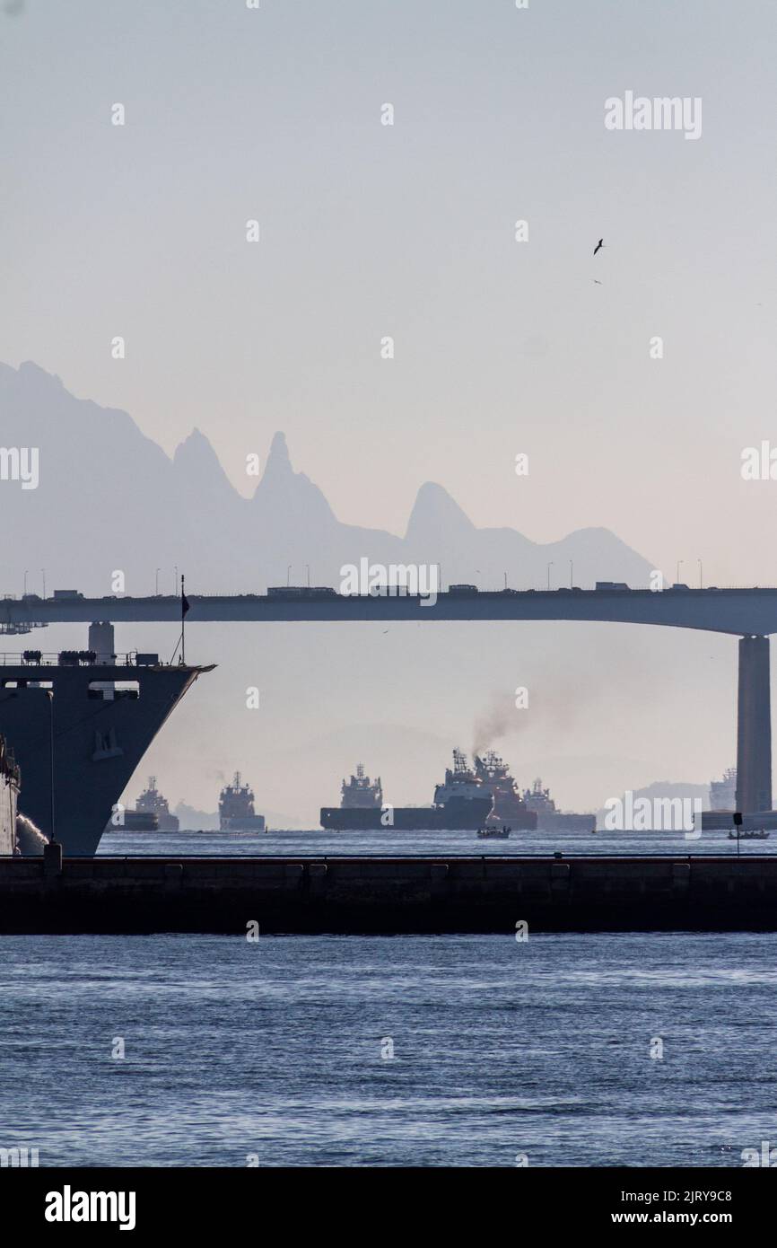 Boote in der guanabara Bucht mit der rio niteroi Brücke und der teresopolis Bergkette im Hintergrund in rio de janeiro brasilien. Stockfoto