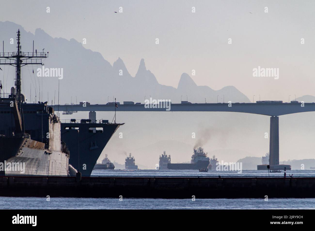 Boote in der guanabara Bucht mit der rio niteroi Brücke und der teresopolis Bergkette im Hintergrund in rio de janeiro brasilien. Stockfoto