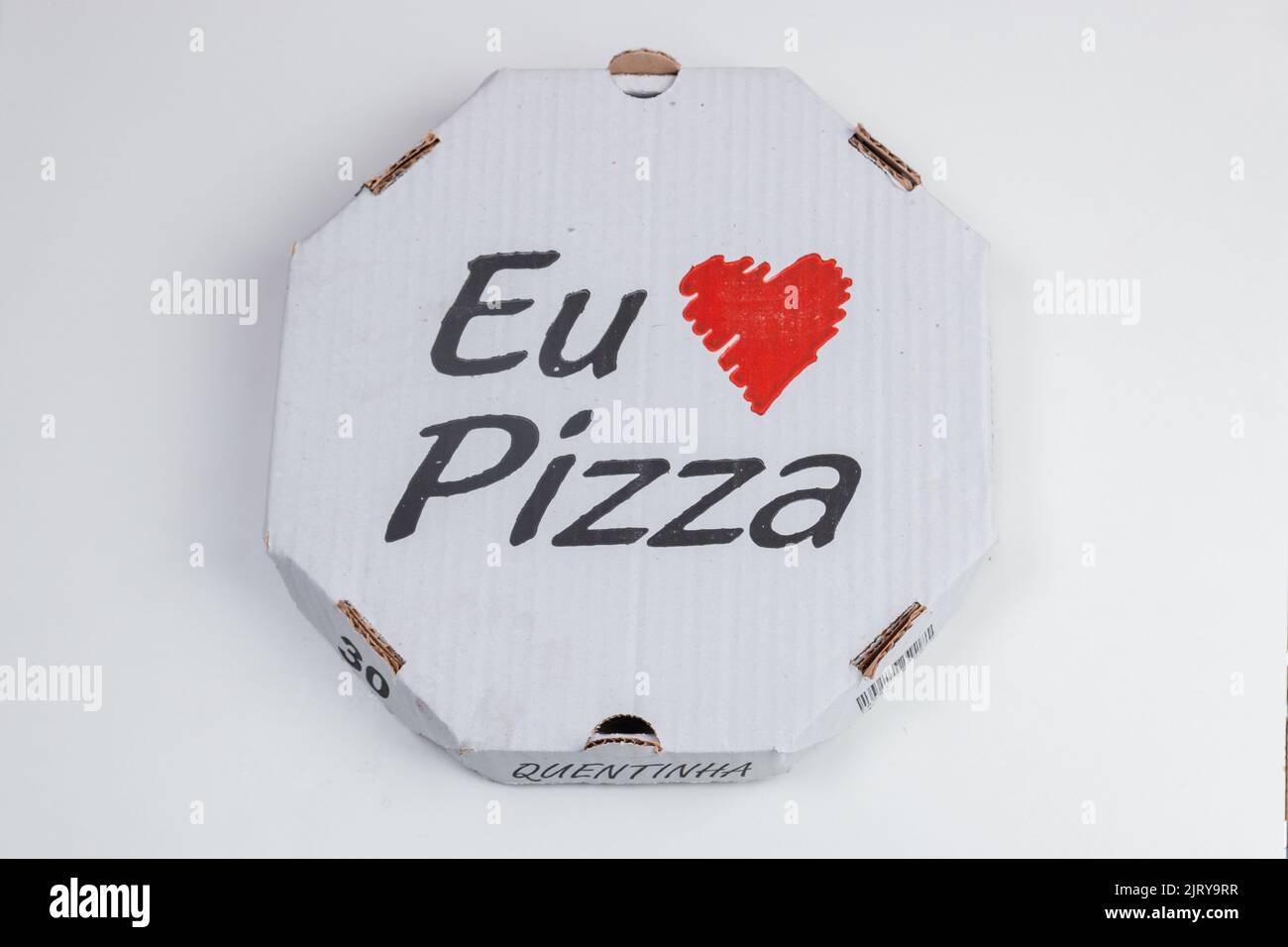 Pizzabox mit den Worten "I love Pizza" auf einem weißen Tisch. Stockfoto