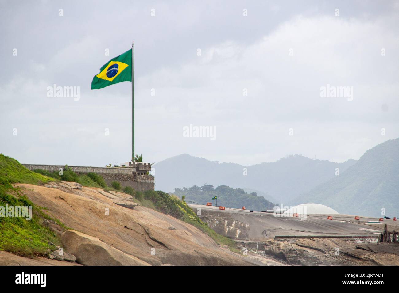 Brasilianische Flagge auf einem Felsen im Copacabana-Fort in Rio de Janeiro in Brasilien Stockfoto