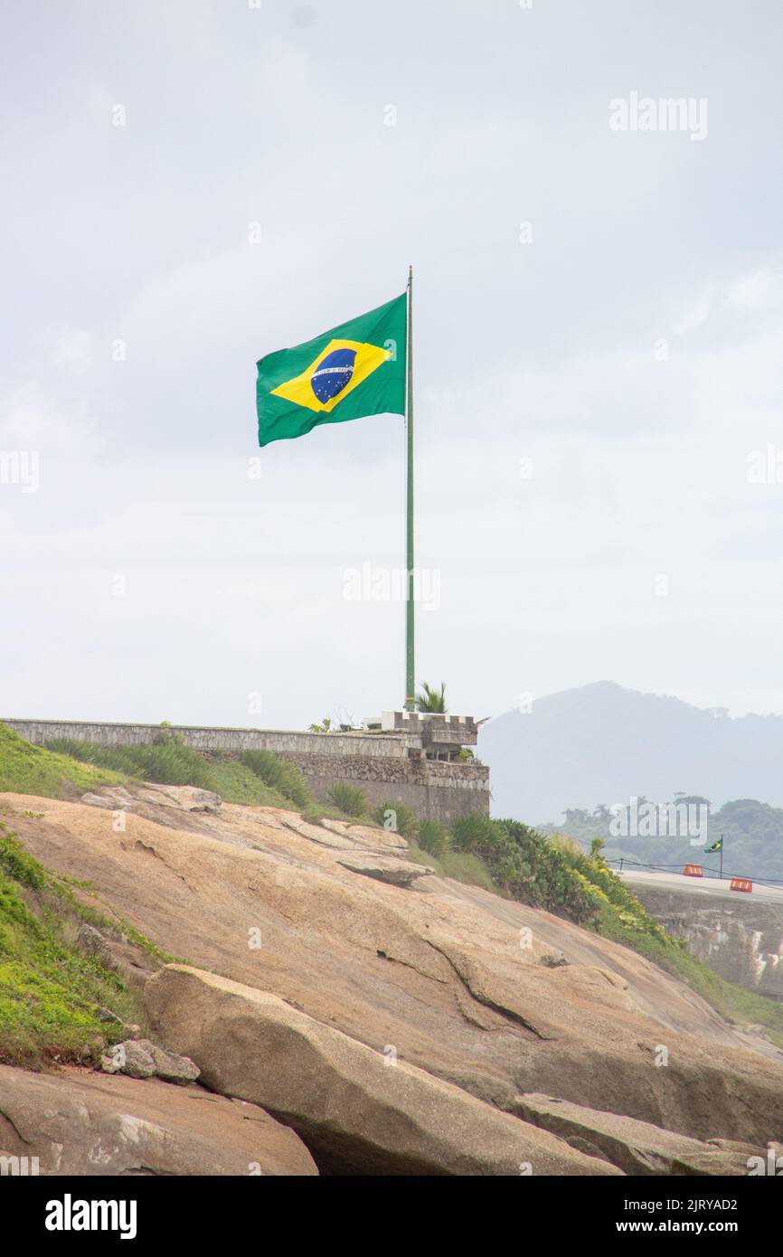 Brasilianische Flagge auf einem Felsen im Copacabana-Fort in Rio de Janeiro in Brasilien Stockfoto