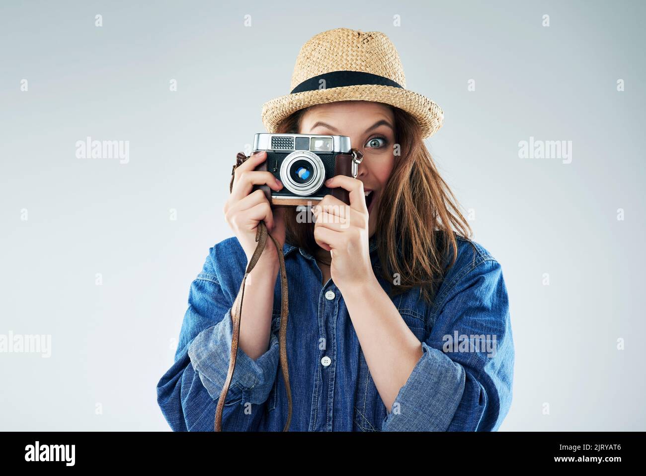 Das wird ein toller Schuss sein. Studioportrait einer jungen Frau mit einer Vintage-Kamera vor grauem Hintergrund. Stockfoto Das wird ein toller Schuss sein. Studioportrait einer jungen Frau mit einer Vintage-Kamera vor grauem Hintergrund. Stockfoto