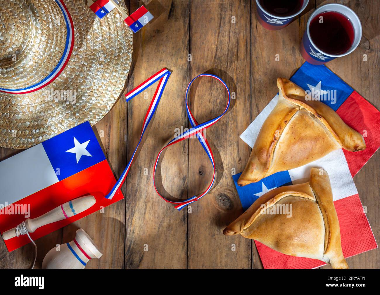 Chilenischer Unabhängigkeitstag Konzept. Fiestas patrias. Typische gebackene Empanadas, Wein oder Chicha, Fett und Spiel emboque. Dekoration für 18 september Party da Stockfoto