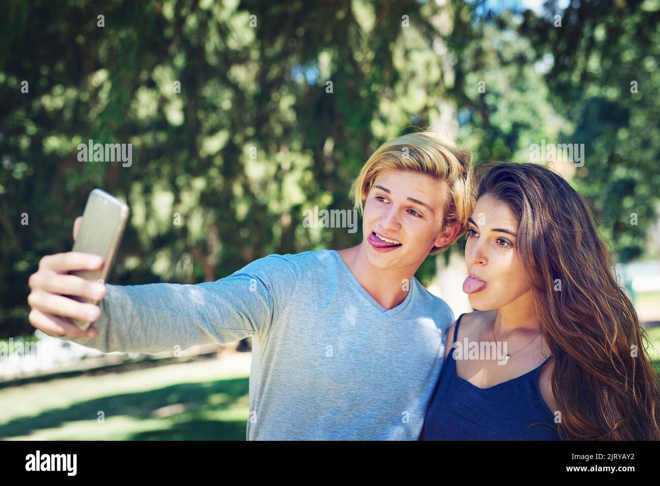 Selfie-Sillness. Ein junges Paar, das im Freien ein Selfie zusammen macht. Stockfoto