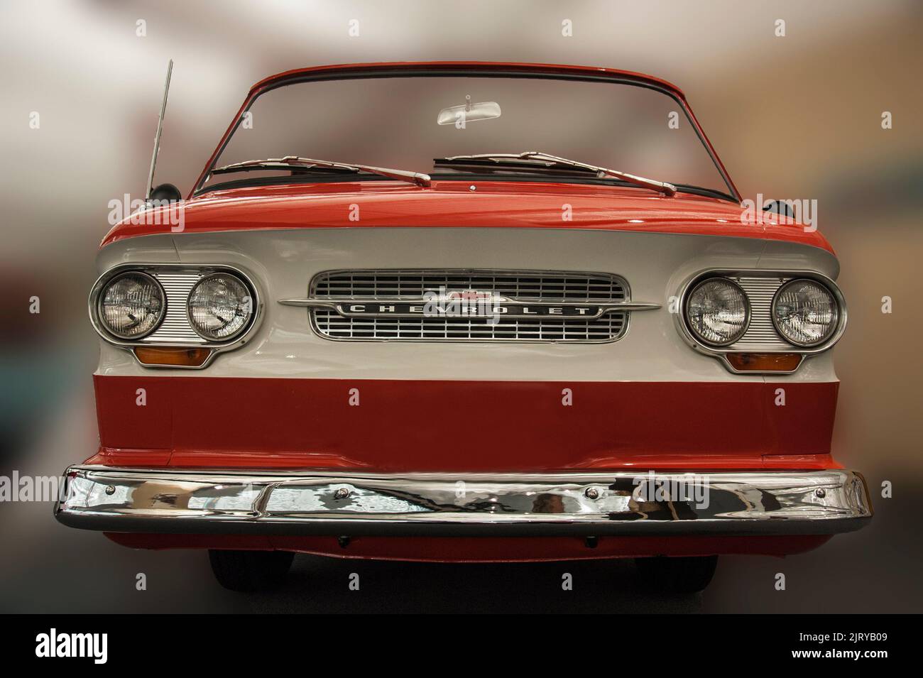 Der Chevrolet Greenbriar van 1964 ist ein Beispiel für die vielen Transporter, die ein Teil der amerikanischen Autokultur wurden. Stockfoto