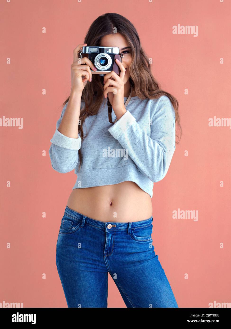 Das Leben ist zu wunderbar, um keine Fotos zu machen. Studioaufnahme einer schönen jungen Frau, die mit einer Vintage-Kamera vor einem rosa Hintergrund posiert. Stockfoto Das Leben ist zu wunderbar, um keine Fotos zu machen. Studioaufnahme einer schönen jungen Frau, die mit einer Vintage-Kamera vor einem rosa Hintergrund posiert. Stockfoto