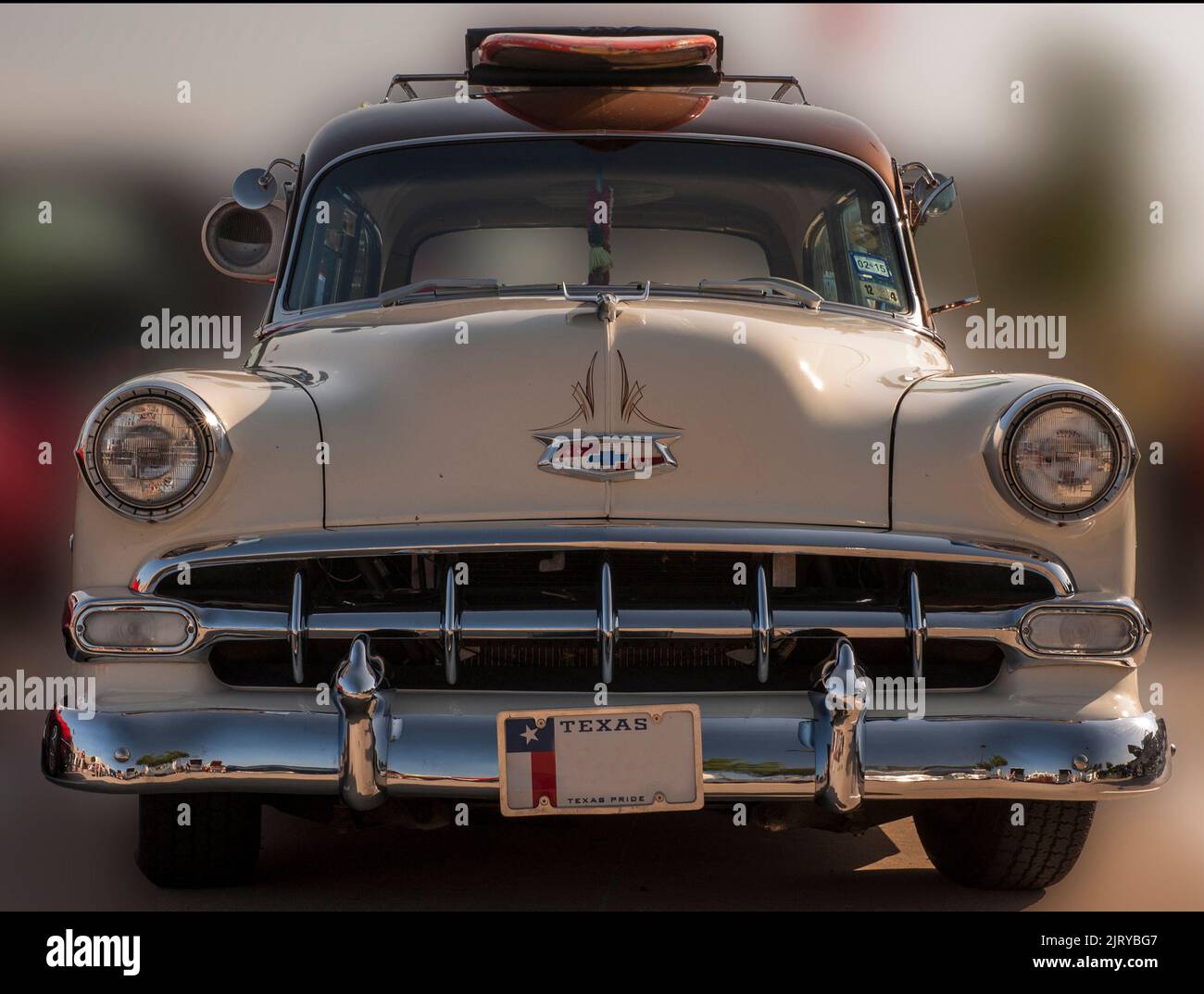 Die Kühlergrill-Arbeit Chevrolet Station Wagon aus dem Jahr 1954 ist ein Beispiel für die amerikanische Automobilkunst, die in den 1950er und 1960er Jahren populär wurde. Stockfoto