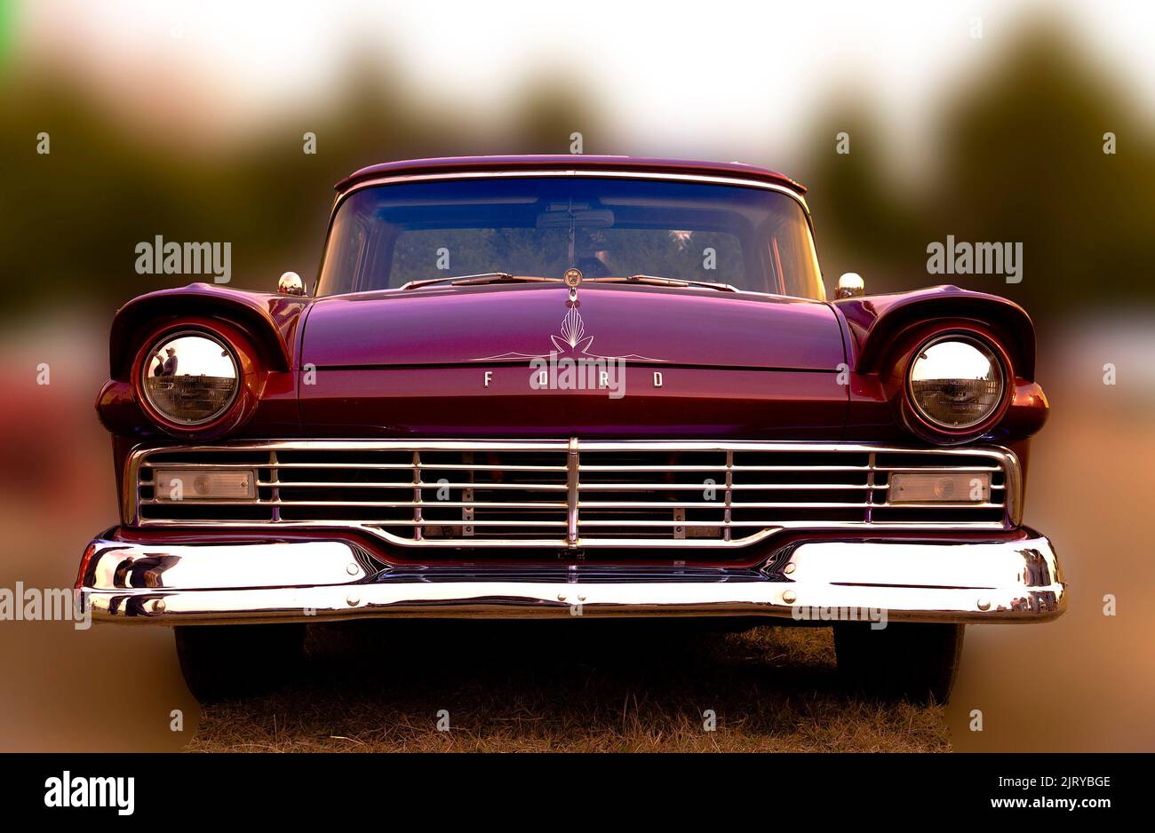 Die 1957 Ford Ranchero Grill Arbeit ist ein Beispiel für die amerikanische Automobil-Kunst, die populär wurde in den 1950er und 1960er Jahren. Stockfoto
