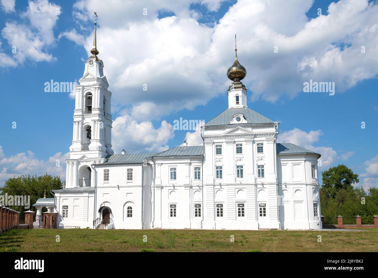 Kathedrale der Verkündigung der seligen Jungfrau Maria (1810) an einem sonnigen Augusttag. Kaufen, Region Kostroma. Russland Stockfoto