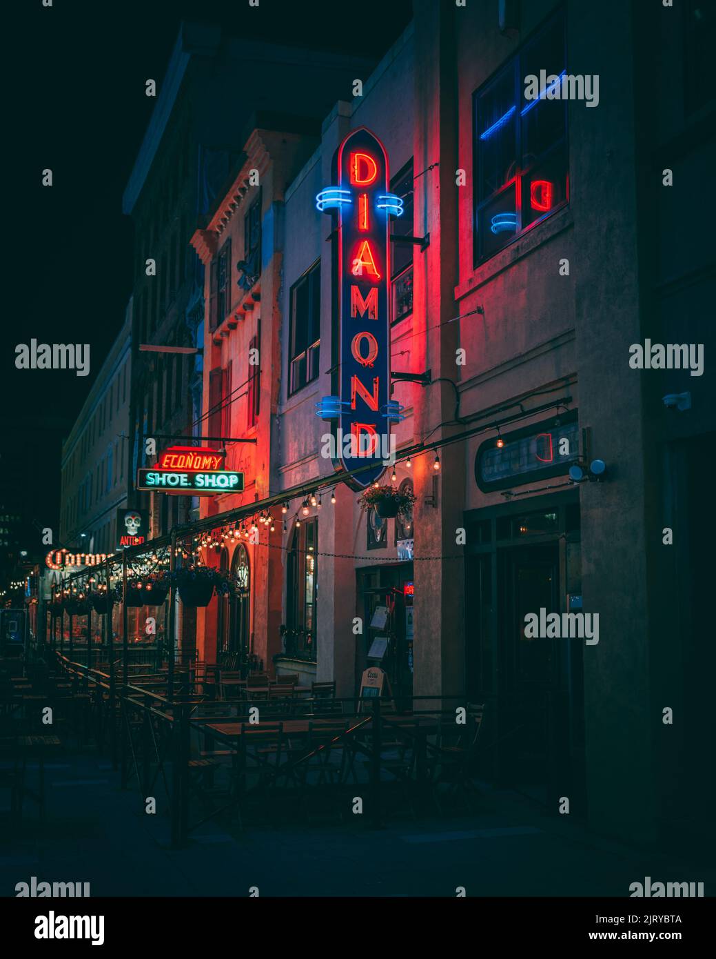Diamant-Neonschild in der Nacht Stockfoto