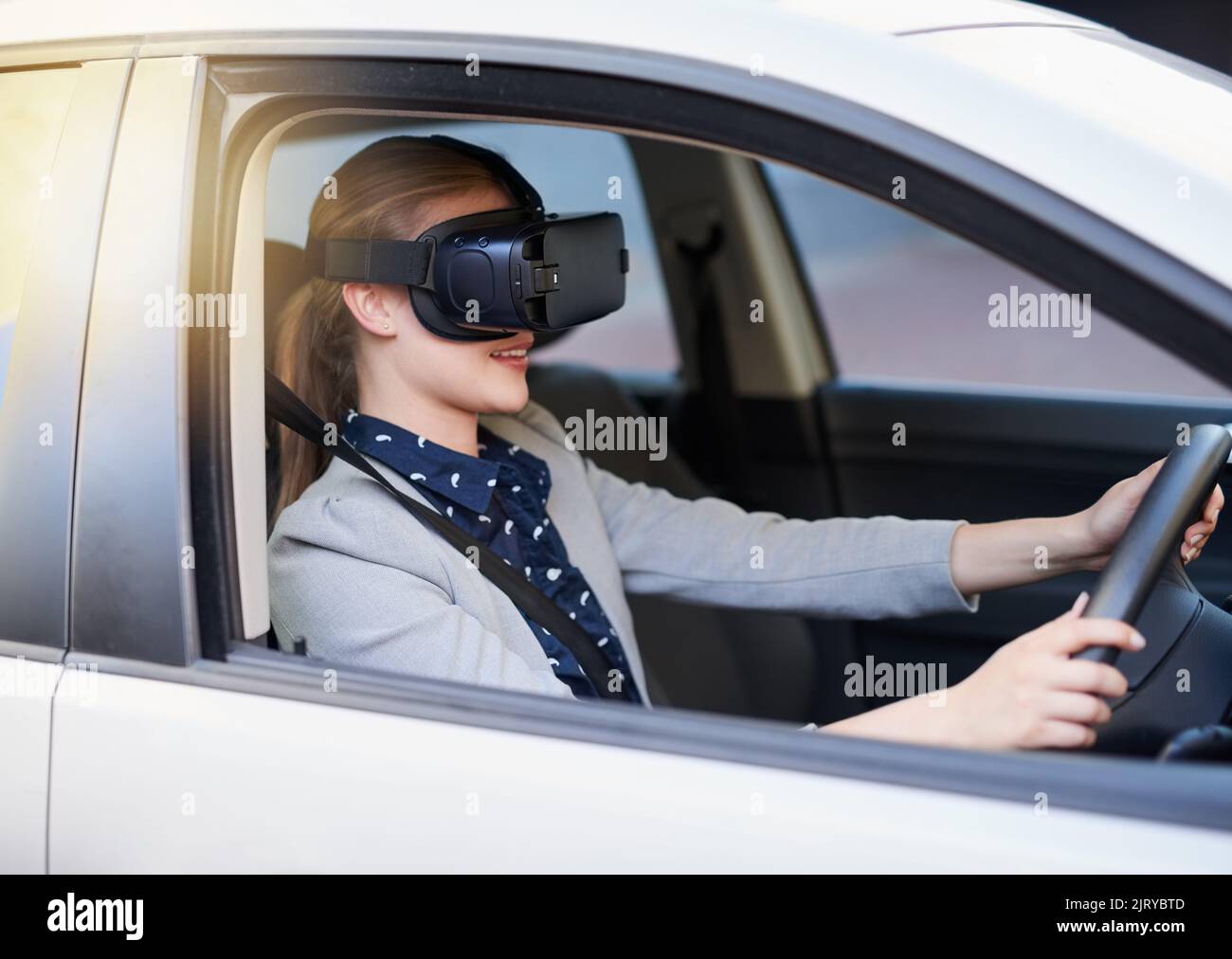 Sehen Sie die Dinge anders: Eine junge Geschäftsfrau, die mit einem Virtual-Reality-Headset unterwegs ist. Stockfoto