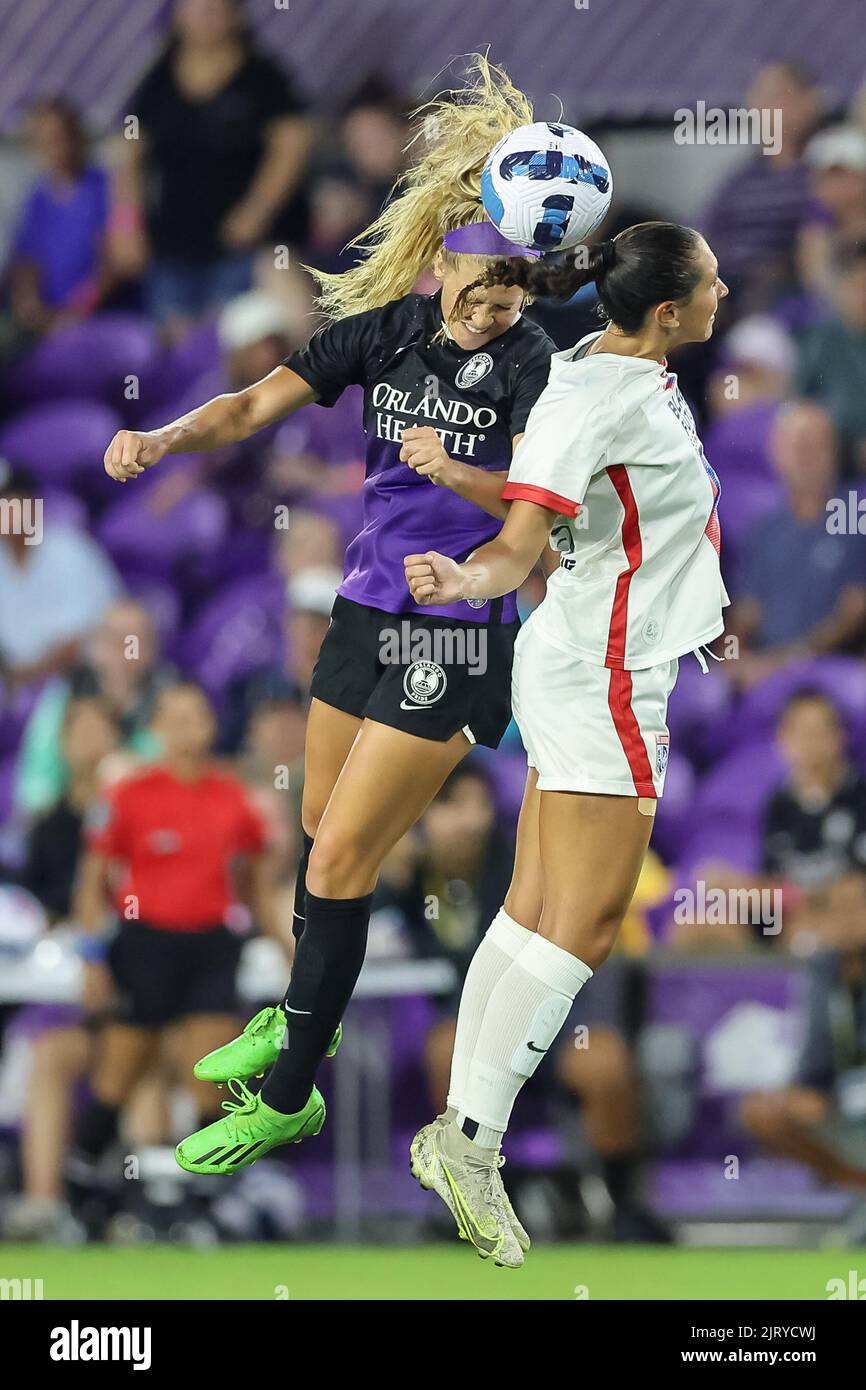 Orlando, USA. 26. August 2022. 26. August 2022: Orlando Pride Mittelfeldspieler MIKAYLA CLUFF (16) erhält einen Header gegen OL Reign Mittelfeldspieler OLIVIA VAN DER JAGT (33) während des NWSL Orlando Pride gegen OL Reign Fußballmatches im Exploria Stadium in Orlando, FL am 26. August 2022. Kredit: ZUMA Press, Inc./Alamy Live Nachrichten Stockfoto