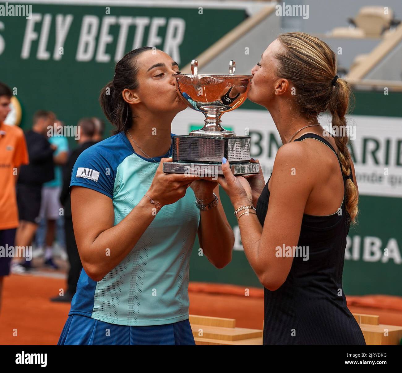 Roland Garros 2022 Frauen-Doppelsieger Caroline Garcia (L) und Kristina Mladenovic aus Frankreich bei der Trophäenübergabe Stockfoto