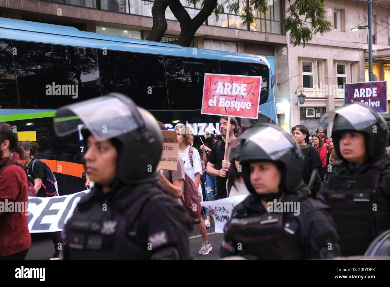 Buenos Aires, Argentinien; 25. August 2022: Menschen protestieren friedlich in den Straßen der Innenstadt, die von Polizisten bewacht werden. Plakattext: Die Fores Stockfoto