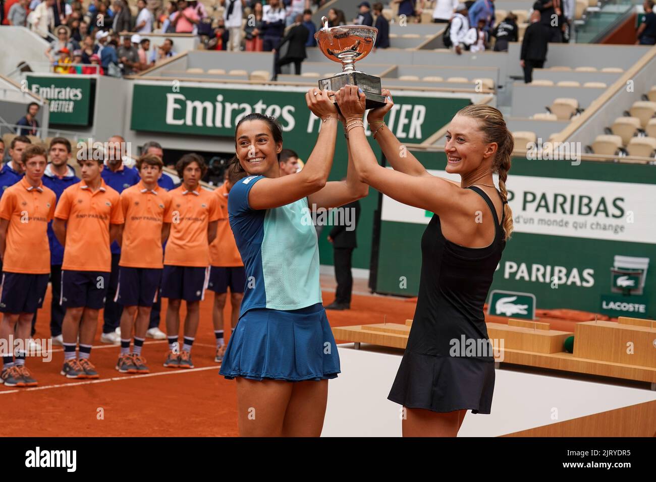 Roland Garros 2022 Frauen-Doppelsieger Caroline Garcia (L) und Kristina Mladenovic aus Frankreich bei der Trophäenübergabe Stockfoto