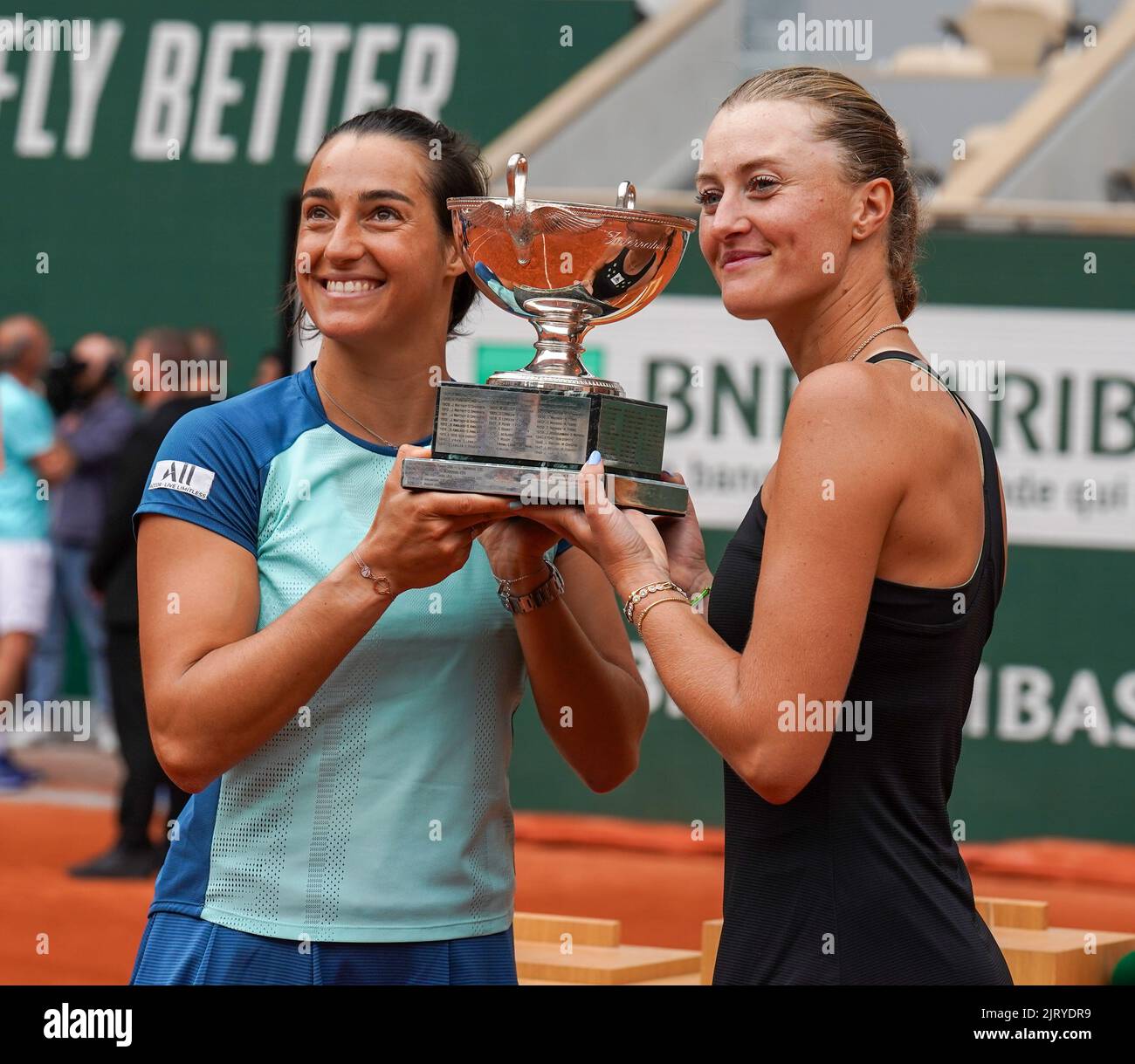 Roland Garros 2022 Frauen-Doppelsieger Caroline Garcia (L) und Kristina Mladenovic aus Frankreich bei der Trophäenübergabe Stockfoto