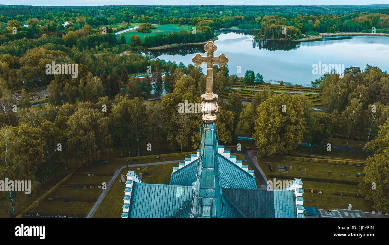 Nahaufnahme des Kreuzes einer Kirche auf der Kuppel, Hogstads, Schweden. Stockfoto