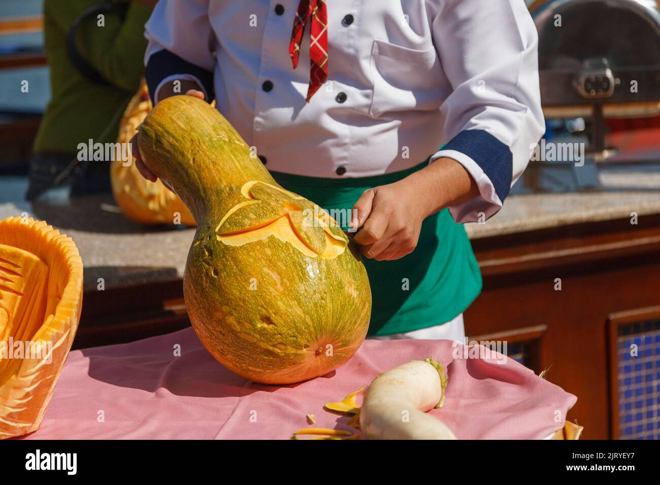 Küchenchef zeigt seine Kunst beim Gemüseschnitzeln Stockfoto