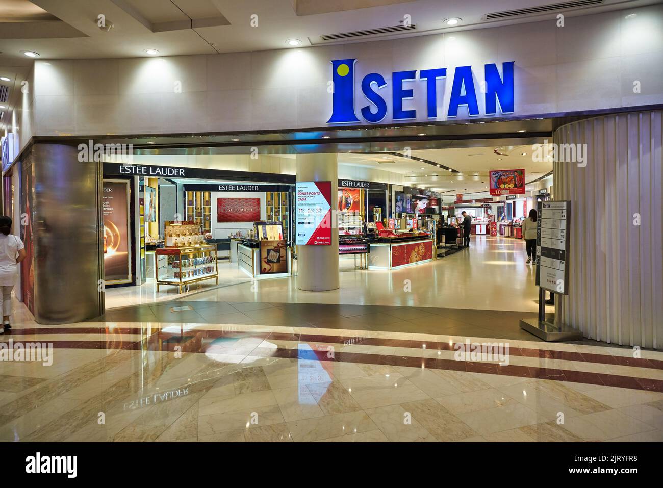 KUALA LUMPUR, MALAYSIA - CA. JANUAR 2020: Eingang zu Isetan im Einkaufszentrum Suria KLCC in Kuala Lumpur. Stockfoto
