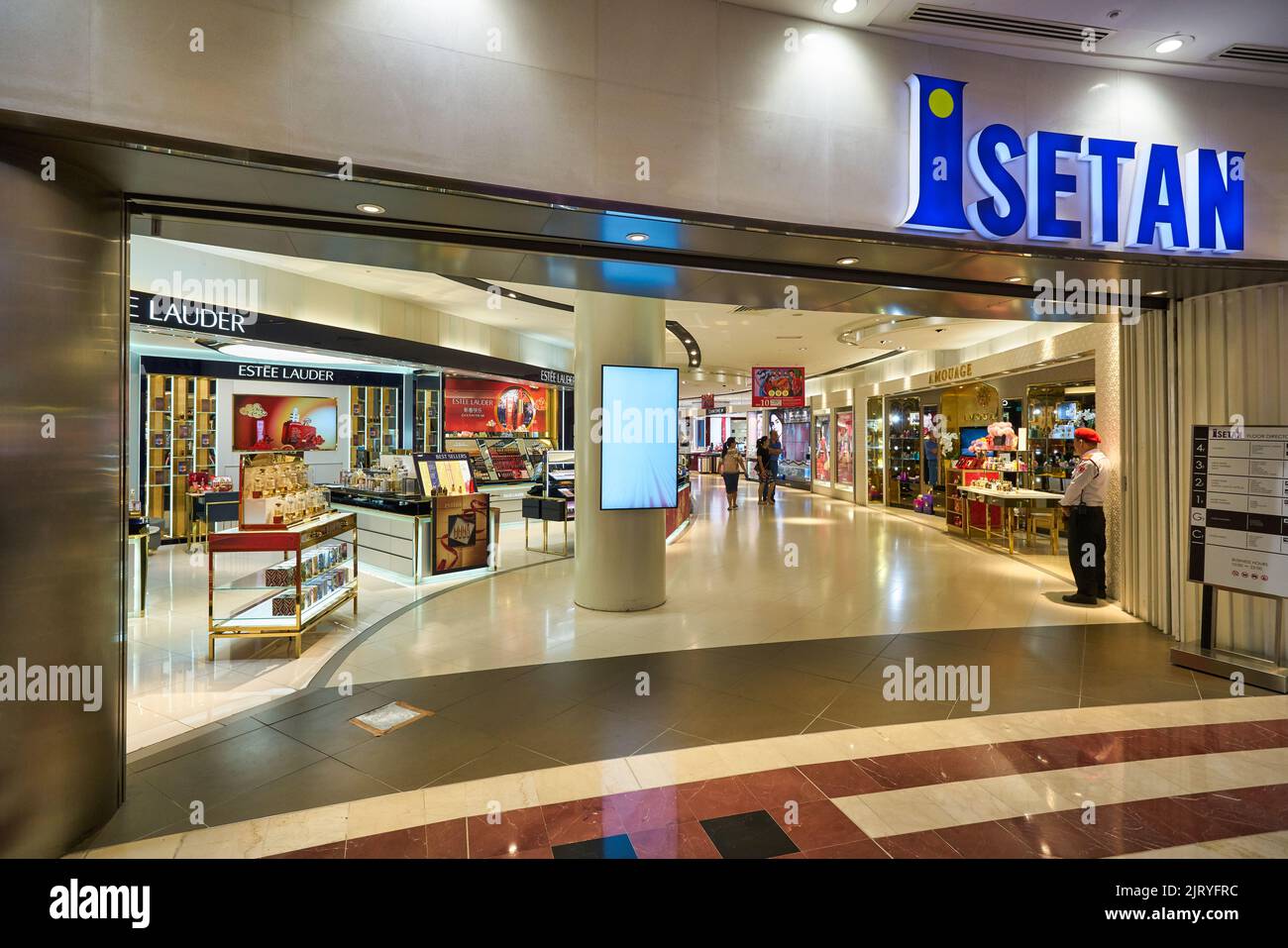 KUALA LUMPUR, MALAYSIA - CA. JANUAR 2020: Eingang zu Isetan im Einkaufszentrum Suria KLCC in Kuala Lumpur. Stockfoto