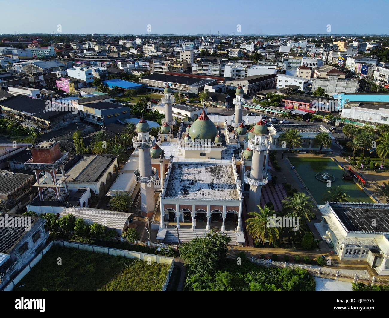 Eine Luftaufnahme der Pattani Central Moschee in Anoru, Thailand, umgeben von Bäumen und anderen Gebäuden im Hintergrund Stockfoto