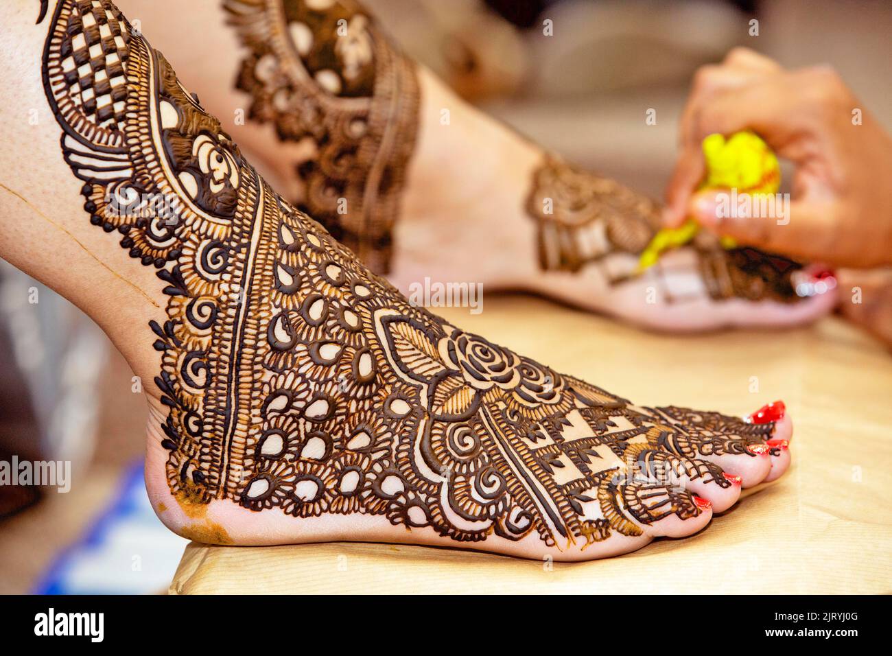 Henna-Design am Fuß der Brides Stockfoto
