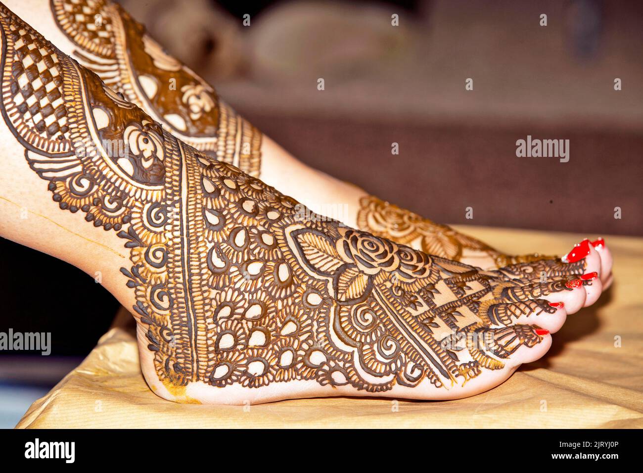 Henna-Design am Fuß der Brides Stockfoto