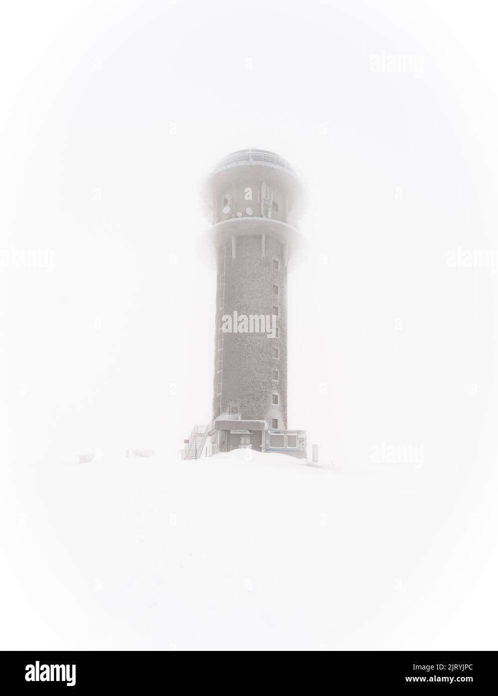 Turm im Nebel mit Schnee im Winter, Feldberg, Schwarzwald, Deutschland Stockfoto