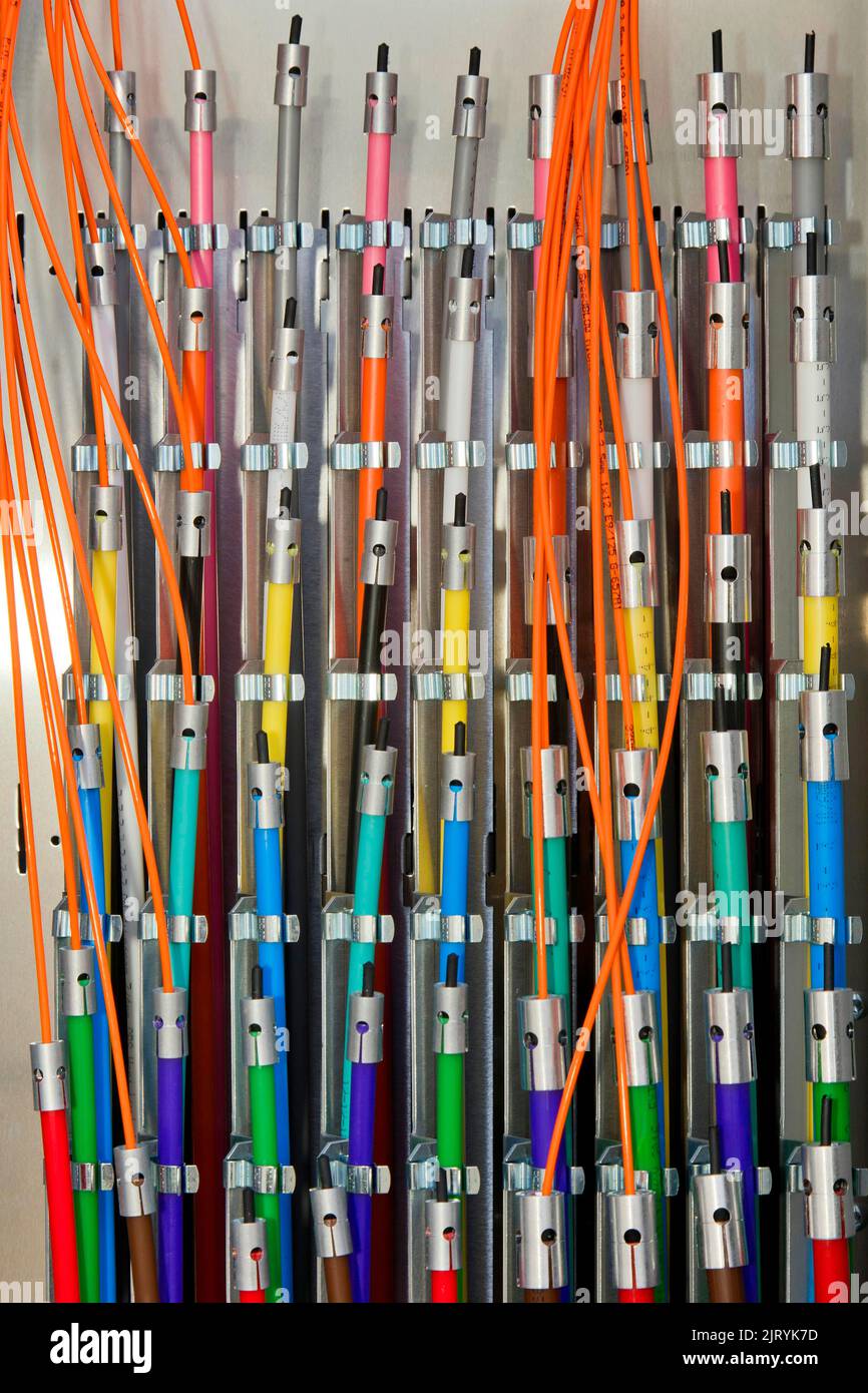 Farbige Glasfaserkabel für Breitbandanschlüsse, Berlin, Deutschland Stockfoto