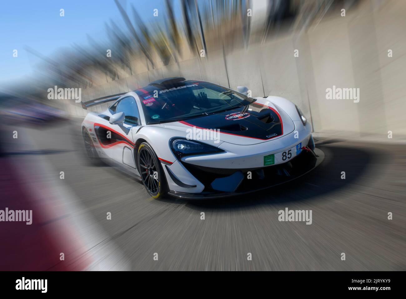 Dynamisches Foto mit Zoom-Effekt des Sportwagen McLaren 620R verlässt die Boxengasse, FIA Formel 1-Rennstrecke, Circuit de Spa Francorchamps, Ardennen Stockfoto