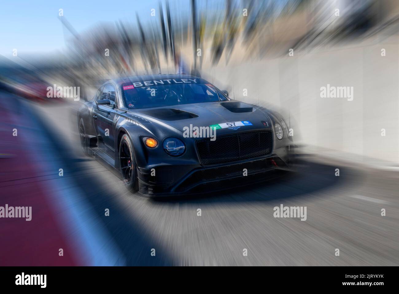 Dynamisches Foto mit Zoom-Effekt des Bentley GT3-Sportwagen-Rennwagens, der die Boxengasse verlässt, FIA Formel 1-Rennstrecke, Circuit de Spa Francorchamps, Ardennen Stockfoto