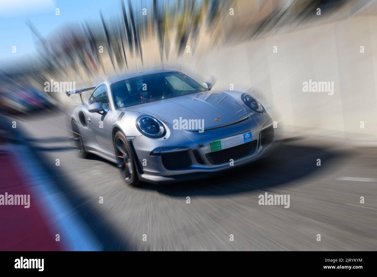 Dynamisches Foto mit Zoom-Effekt des Sportwagen-Rennwagens grau silber Porsche 911 GT3 Verlassen der Boxengasse, FIA Formel 1-Strecke, Circuit de Spa Stockfoto