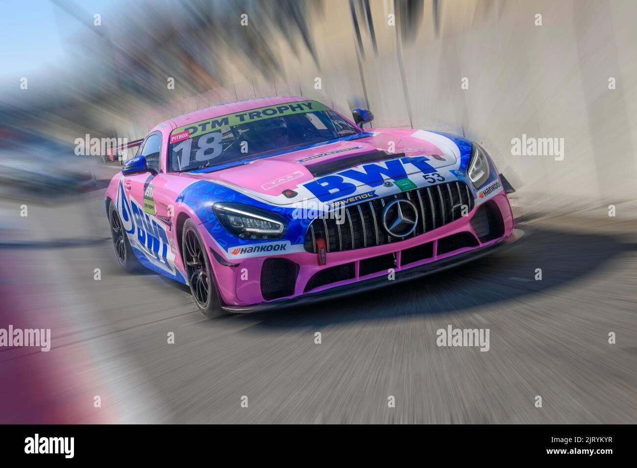 Dynamisches Foto mit Zoom-Effekt des Mercedes AMG GT3 Sportwagen-Rennwagens, der die Boxengasse verlässt, FIA Formel 1-Strecke, Circuit de Spa Francorchamps Stockfoto
